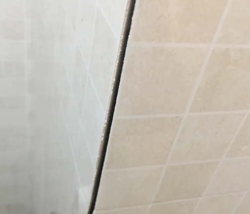 明溪瓷砖空鼓维修公司分享阳台瓷砖脱落的修复过程可以分为以下几个步骤