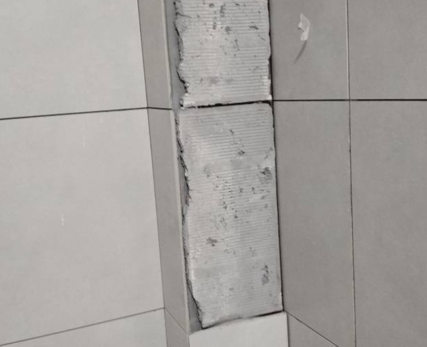 明溪瓷砖空鼓维修公司分享下瓷砖施工前基层浇水润湿程度不足，可能导致以下问题